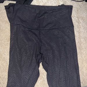 Lululemon patterned Align 7-8 inseam size 8 leggings.